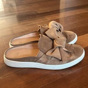 Ugg size 7 slide suede sneakers EUC